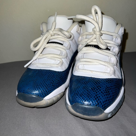 Jordan 11 Low - Picture 2 of 11